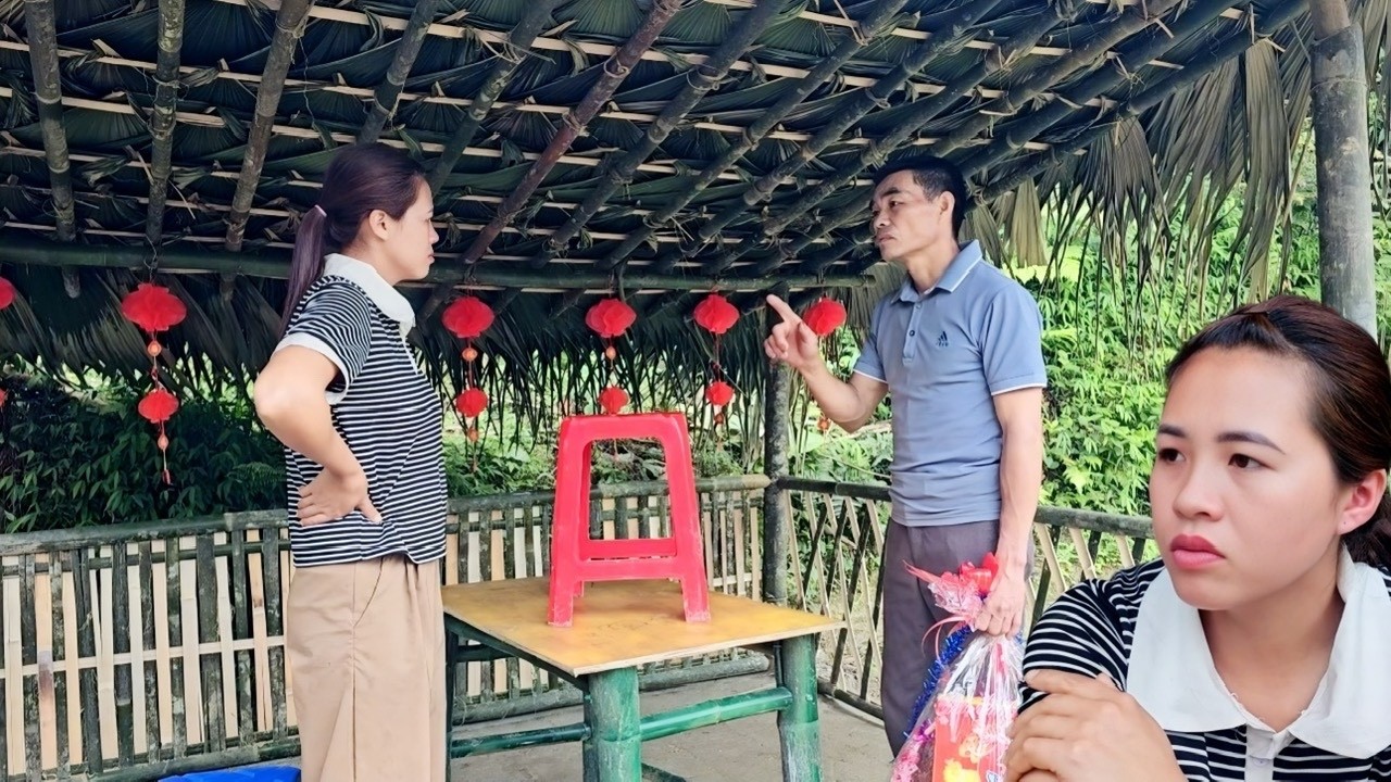 Отец Тханя снова пришел, чтобы оказать давление на Дона, чтобы тот снова был вместе с Тхань.