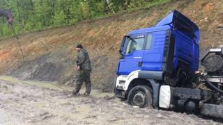 Смотреть Поднимаем груженый цементовоз. онлайн Смотреть Поднимаем груженый цементовоз. онлайн