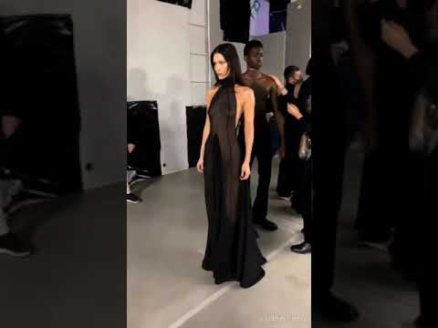 Vidéo: Bella Hadid a défilé dans une robe transparente