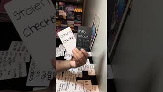 Aconteceu ontem à noite! Ela está com medo de falar ao telefone e quer fugir, mas será impedida n...