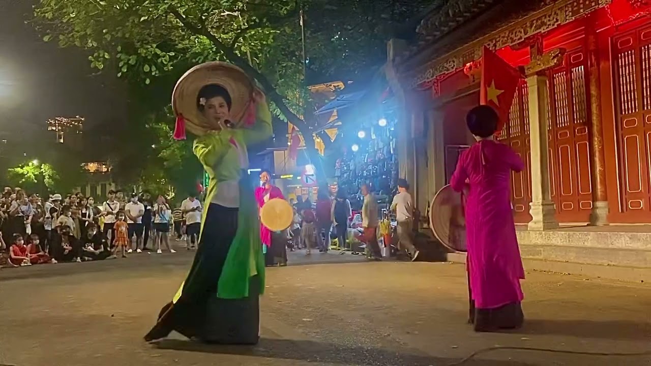 Vietnamese Cultural Performance at Old Quarter Hanoi Vietnam | Âm nhạc văn hóa việt nam