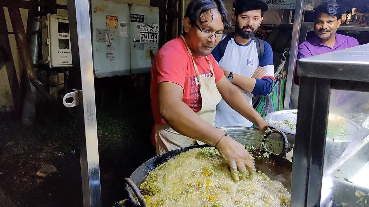 India's Fastest Pakoda Man Putting Hands in Boiling Oil Indian