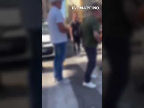 Video Napoli, parcheggia nel posto riservato ai taxi: scoppia violenta lite in strada
