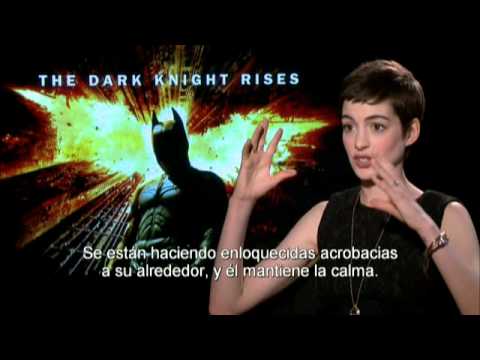 BATMAN: EL CABALLERO DE LA NOCHE ASCIENDE - Entrevista con Anne Hathaway HD  - Oficial de WB - YouTube