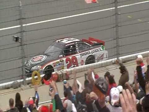 2011 NSCS Auto Club 400 - Final Laps: Kevin Harvic...