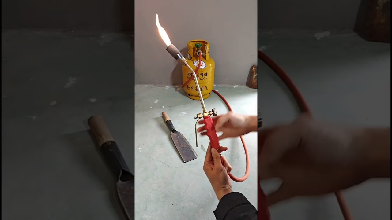 Flame thrower that can be used by connecting to a gas tank 