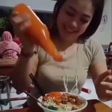 WhatsApp story cwe cantix ngocok botol saus