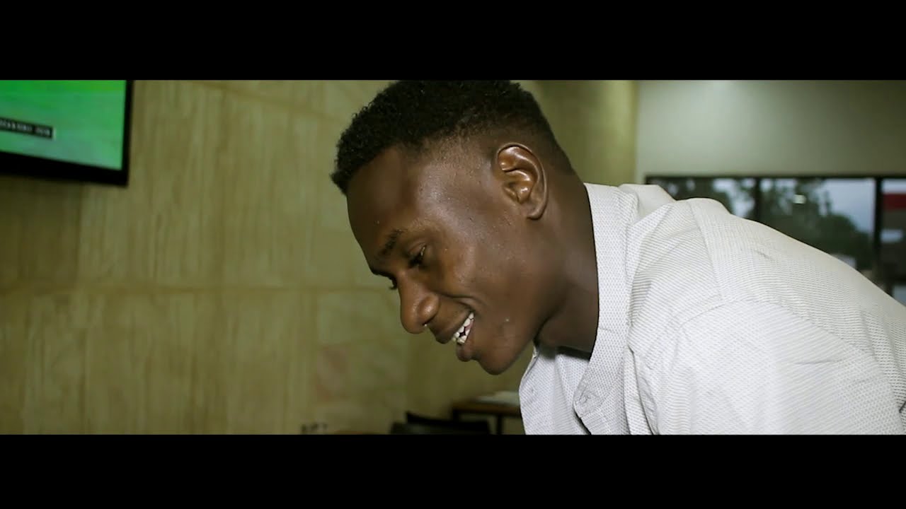 Alwalid - Nouveau technique pour draguer une fille devant même son mec - Film court métrage