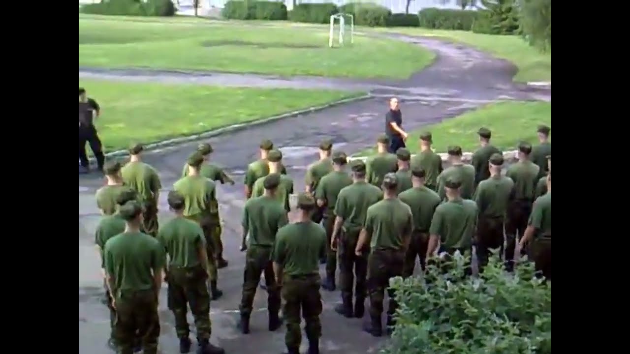 Армейская зарядка. Армейская зарядка 15. Зарядка в армии упражнения. Эстонская армия смешные фото.