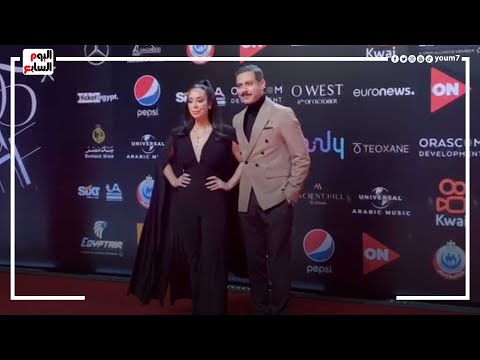 محمد فراج يقبل يد زوجته بسنت شوقي علي بمهرجان الجونة