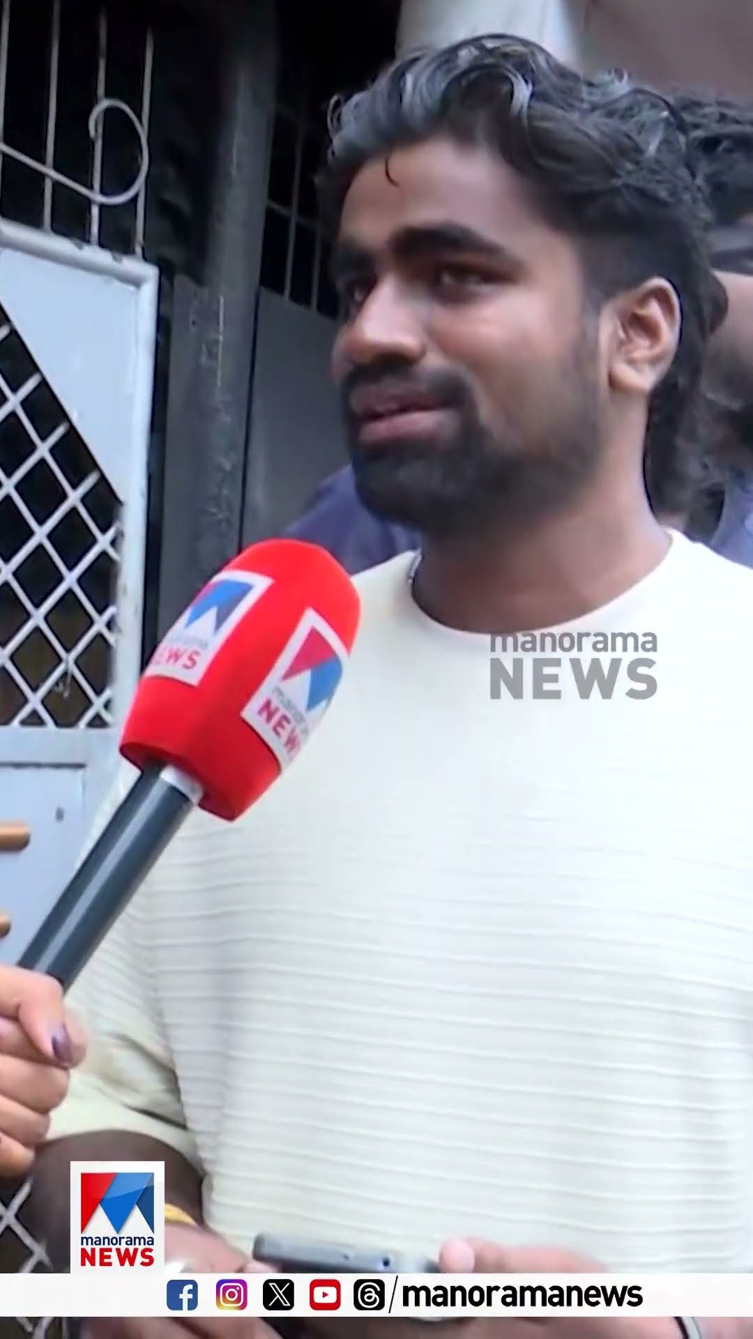 അല്ലു അര്‍ജുന്‍റെ അറസ്റ്റില്‍ കണ്ണ് മൂ‌ടികെട്ടി പ്രതിഷേധിച്ച് തൃശൂരിലെ അല്ലുബോയ്സ് #AlluArjun
