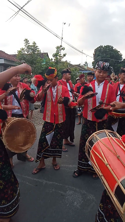 aksi para penggendang SURYA KENCANA di arak arakan Kedawung grogol