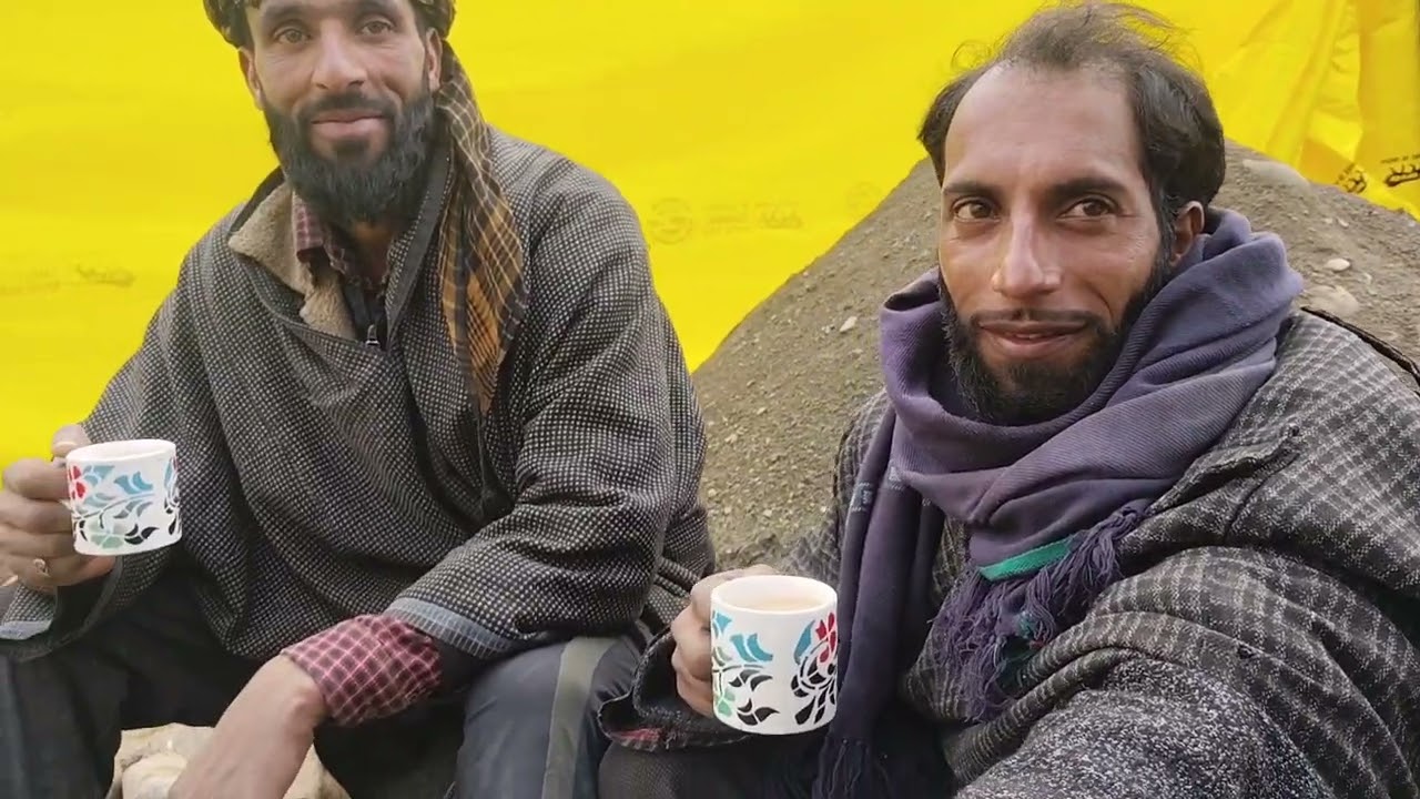 Anpadh Samaj ke majak na auda a zandagi  humne kitaben uthane ki umra mein jimmedaariyan uthai hai 🫠