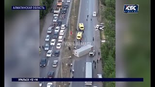 Водитель и три пассажира легкового авто стали жертвами ДТП в Алматинской области