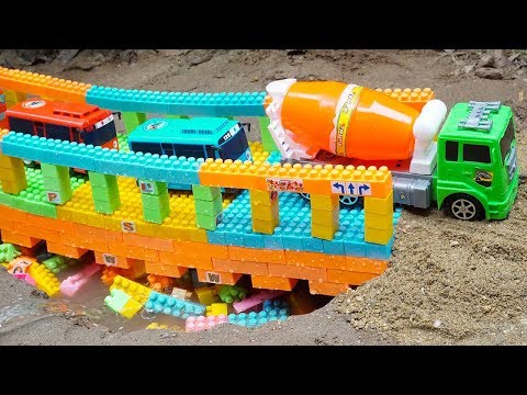 Building Bridge Blocks Toys For Kids with Dump Truck Police Chase Crossing The River To Mountain