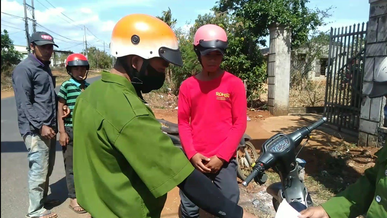 phim hài jrai hai bố con đi mua điện thoại xem cười vỡ bụng