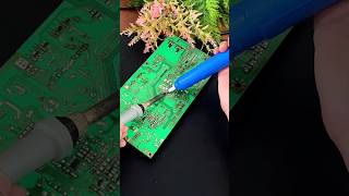 Useful Desoldering Pump Hack Every Electronics Tech Should Know! 🔌🛠️ #SolderingHack #desoldering