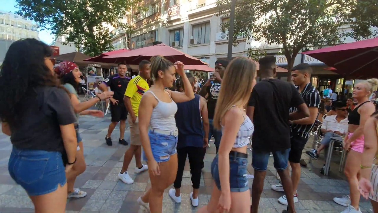 El Vaiven.Eris Kaunn animación en las calles de Madrid timbera 2019 elton john