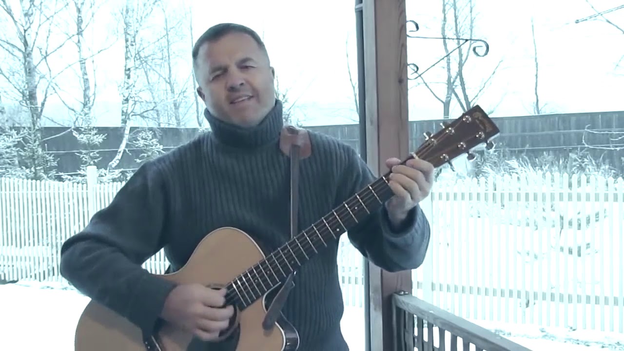 Парень поёт под гитару украинская песня. Витя поет. ,Перепелка на гитаре. Парни поют под гитару для добровольцев сво.