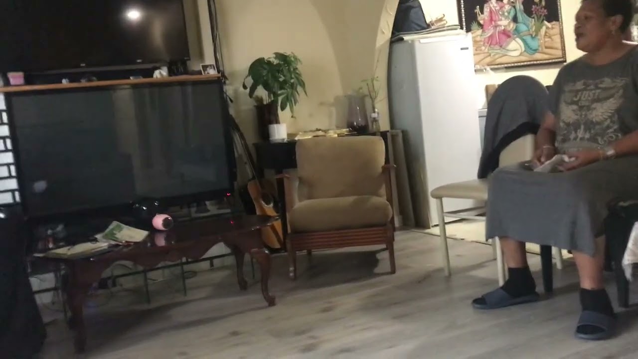 В старинной католической церкви, наполненной духовной атмосферой, пастор и его жена исполняют дуэ...