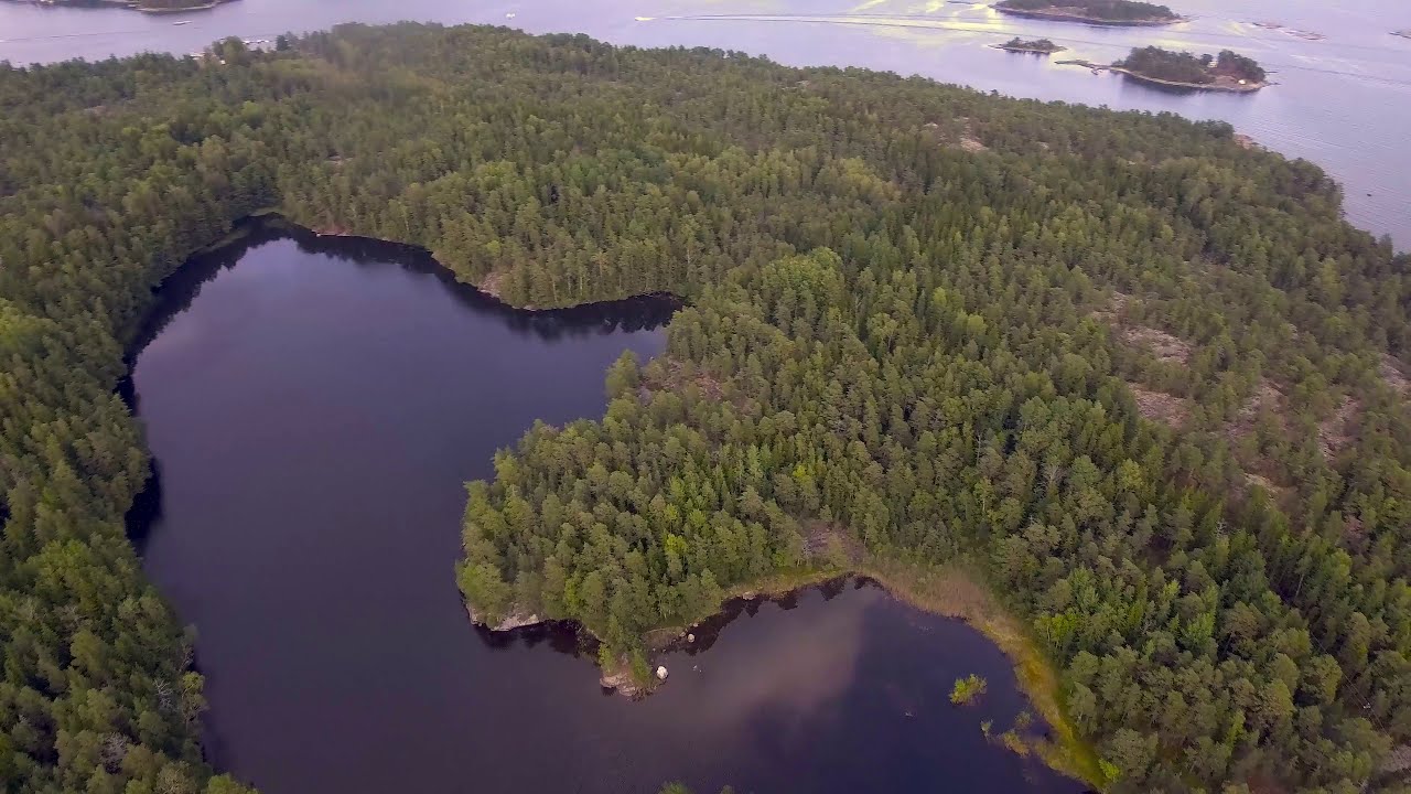 Pentalan saaren keskellä on järvi