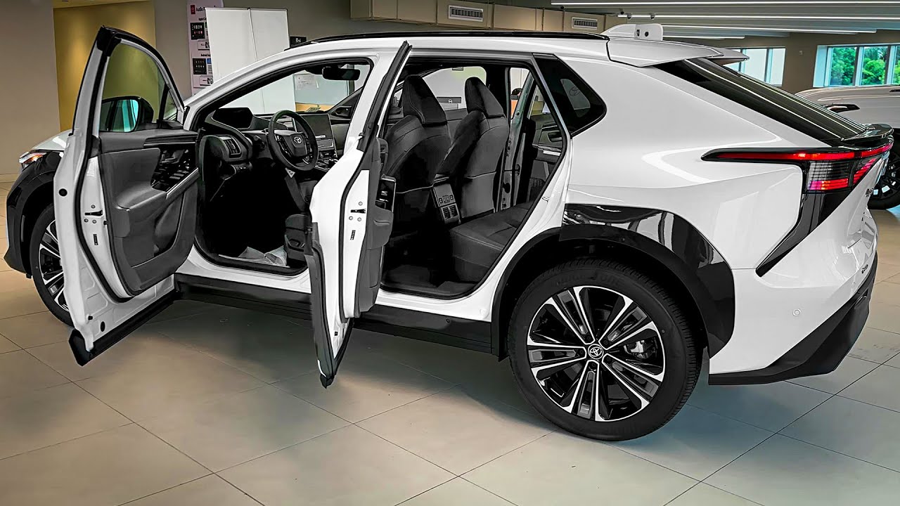 Toyota bZ4X 2025 года — стильный электрический семейный внедорожник!