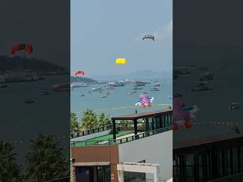 Pattaya Beach and Kite competition from the cafe Black Lemon of Pattaya Central (4th floor)