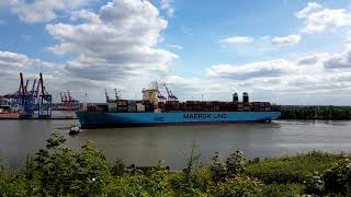 MUMBAI MAERSK turning in the port of Hamburg, river Elbe TIMELAPSE