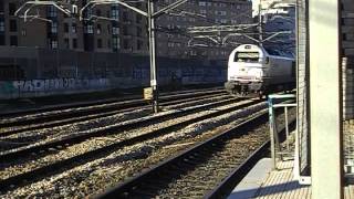 Renfe 334.011 con Talgo IV (y pitada)