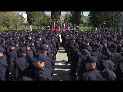 Video: Çfarë thotë policia kur trokasin në derën tuaj?