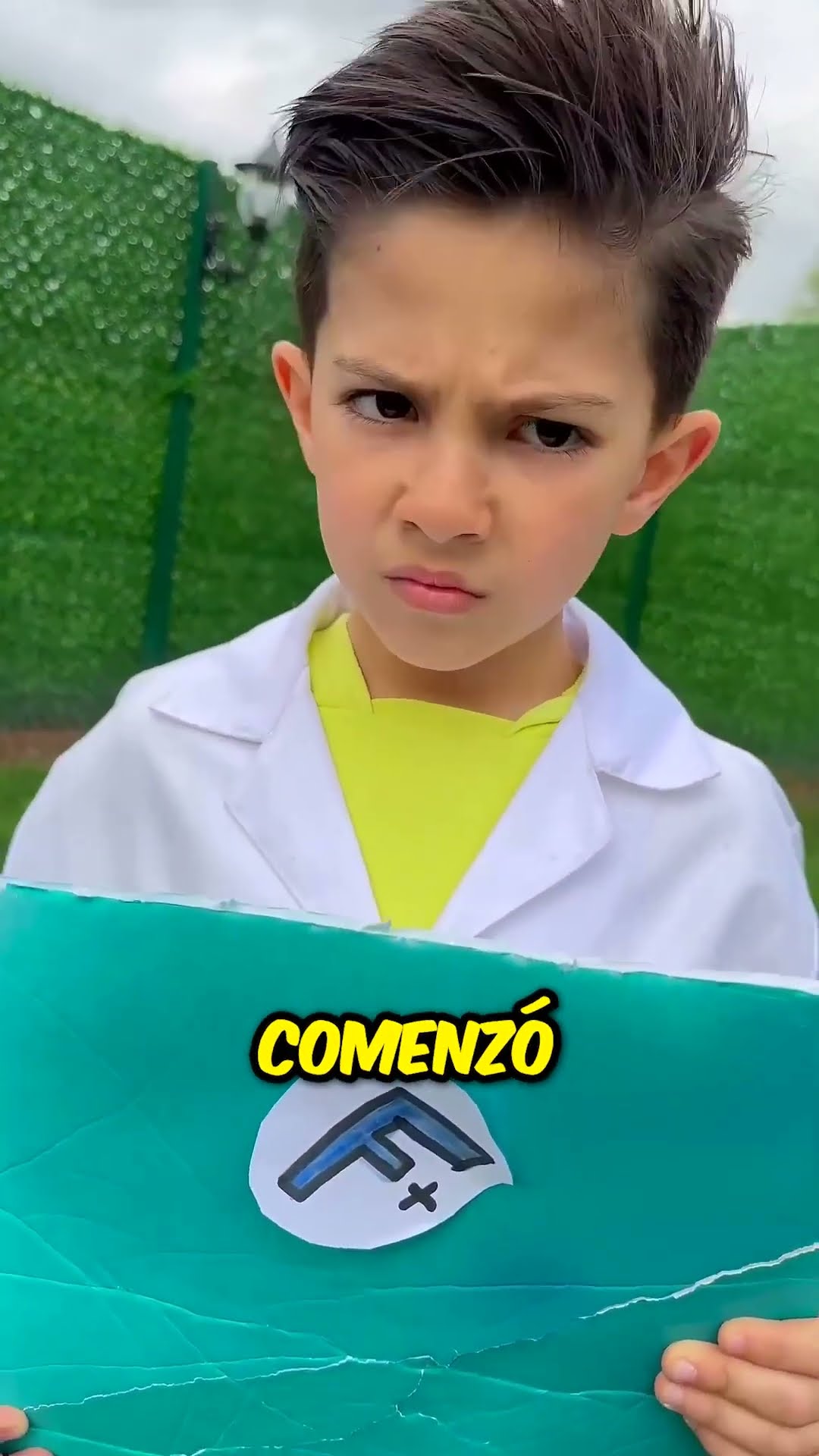 Él intenta karate pero no puede romper la tabla, ¡así que entrena todos los días! ?.....