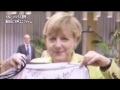ドイツメルケル首相にサッカードイツ代表のユニフォーム誕生日プレゼント