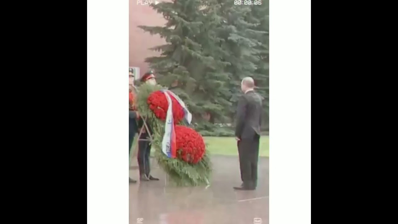 Vladimir Putin giving tribute to his Martyr Soldier...🙂✨❣️