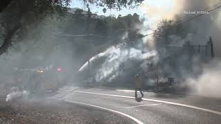 Datos firefighters rush to protect homes above three separate brush fires in Thousand Oaks Actualización