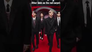 STRAYKIDS vs other kpop idols on the mama red carpet lol #kpop #skz