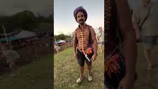 Guy Makes Wacky Balloon Hat 🎩 And Bee Balloon 🐝  On Honokaa Renaissance Festival!