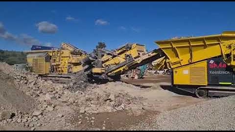 SCREEN - Keestrack Combo K3 Scalping Screen & R3 Impactor crushing concrete in train