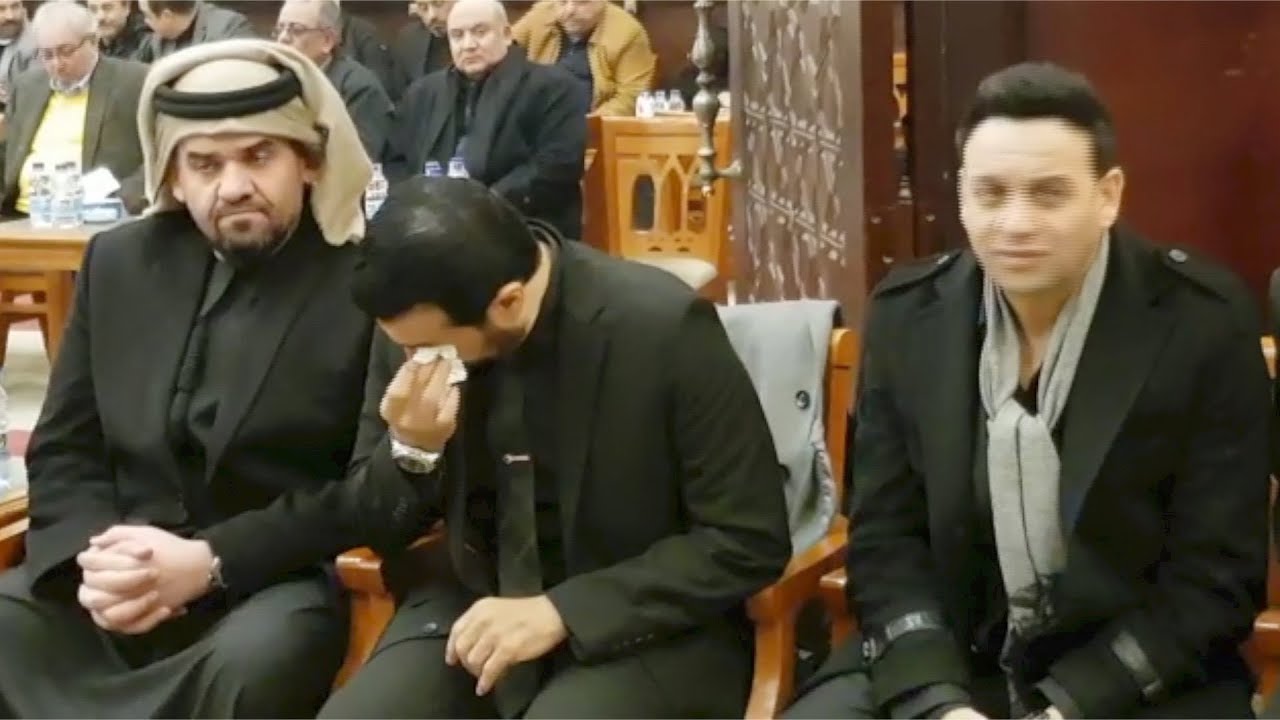 بكاء وحزن إيهاب توفيق في عزاء والده.. ومصطفى قمر والجسمي يدعمانه