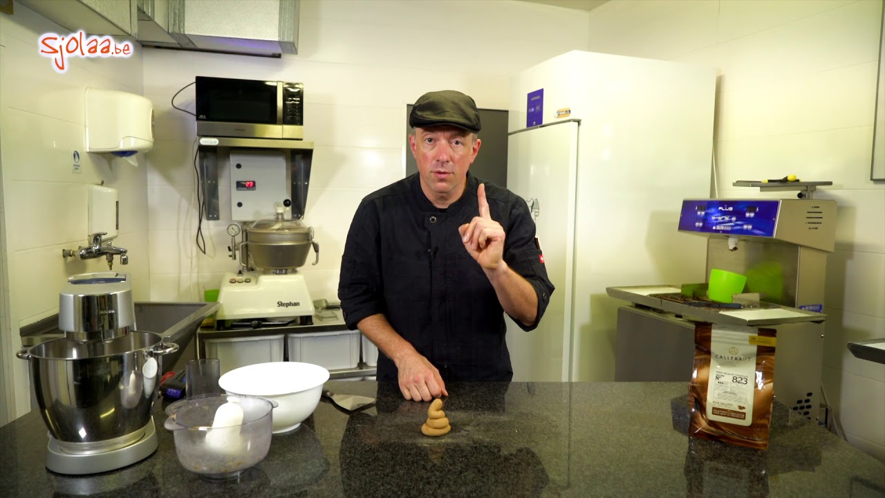 Lachend kakske in chocolade