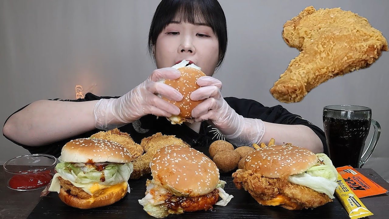 Гамбургер, сырные шарики, картофель фри, острый, мокбанг.