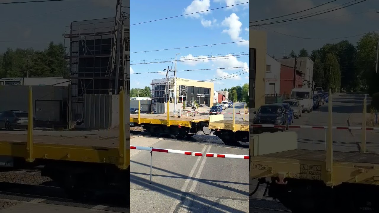 Przelot ET22-972 plus wagony platformy 