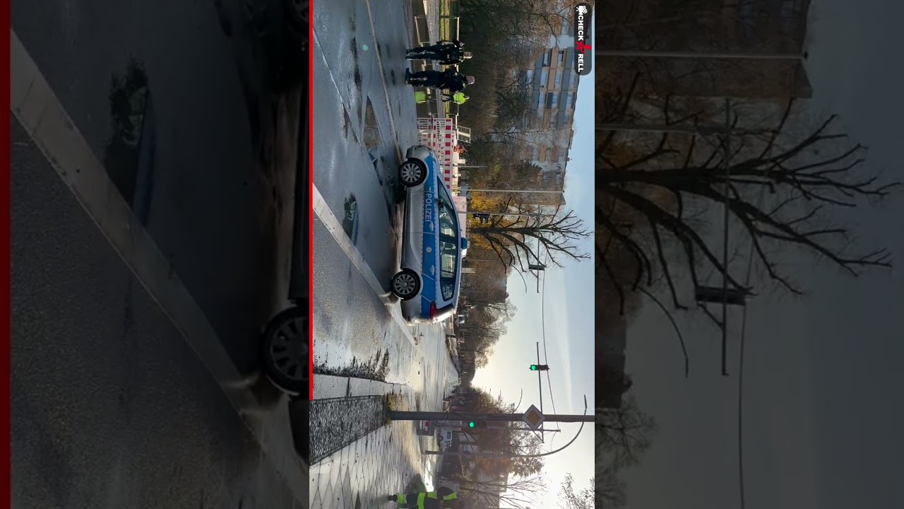 WASSERMASSEN schießen durch Berlin Neukölln ++ Bauarbeiter springen rechtzeitig aus Bauloch