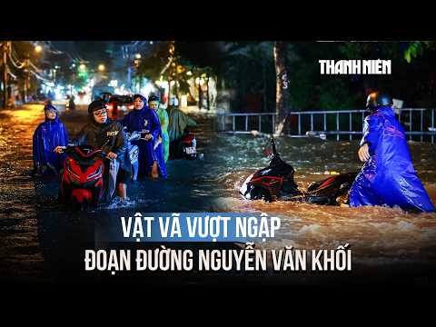 Nguyen Van Khoi Street turns into a river after heavy rain, waves knock over commuters