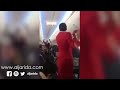 موقف محرج لمضيفة طائرة