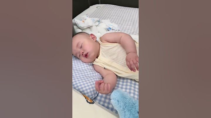 Thằng bé không chịu ôm con thú bông khác