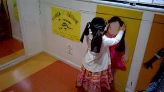 Colocando A Trança Na Menina Na Festa Junina - 18-Jun-16