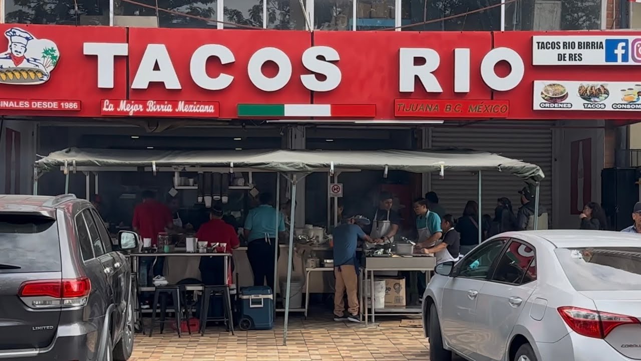 Desayunando Tacos de Birria en Tacos Rio y Visitando el Mercado Hidalgo, Tijuana. 