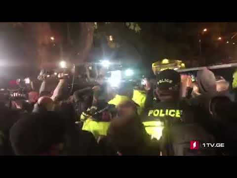 ვაკის საოლქო კომისიასთან, დაპირისპირების შედეგად, ოთხი პირი დააკავეს