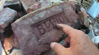 antique brick - с клеймом на стройке, которые ещё не успели вывезти на утилизацию. (39)