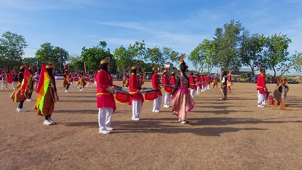 DISPLAY DRUMBAND SMPN 1 KARANGREJO SEBELUM UPACARA PENGIBARAN BENDERA HUT RI KE-78
